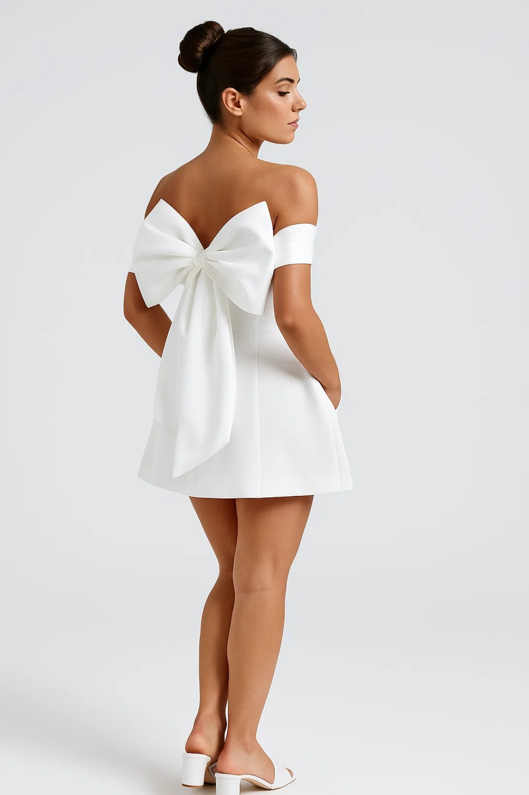 Kort elegant off-shoulder jurkje | Klokkende rok | Decoratieve strik op de rug