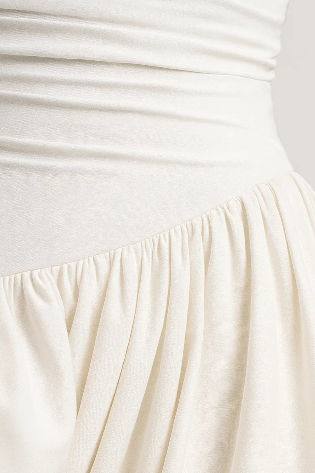 Lange witte strapless jurk | Aansluitend lijfje | Wijde asymmetrische rok