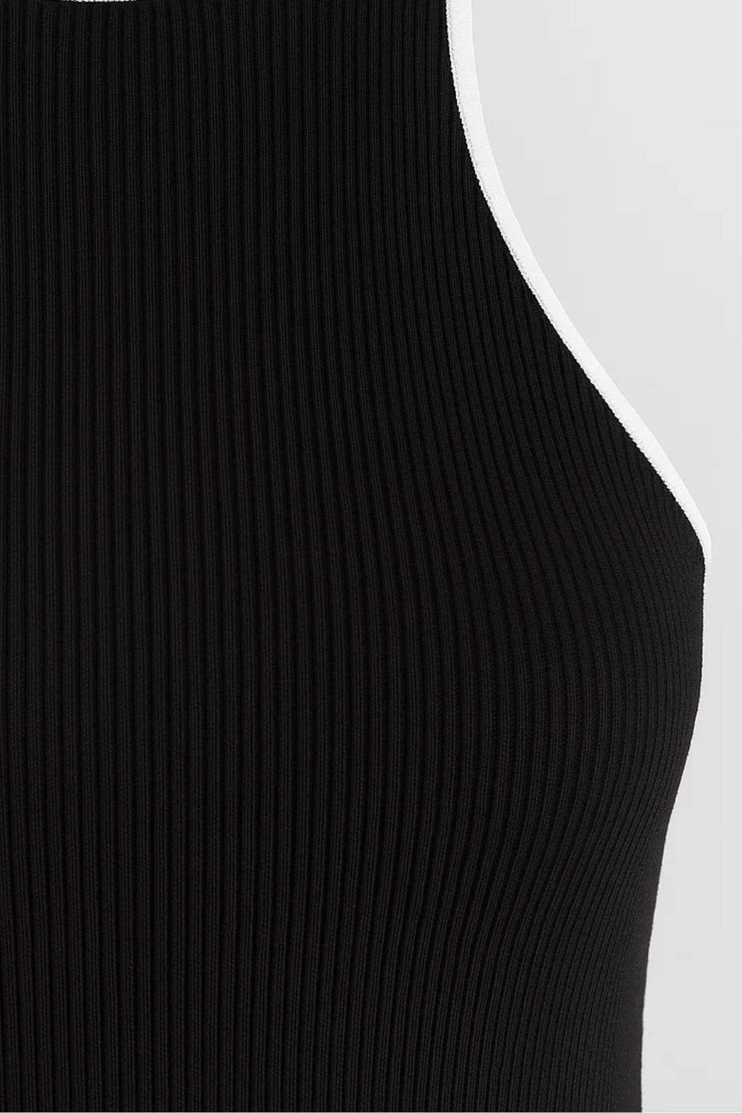 Lange zwarte jurk met halterhals | Open rug | Aansluitende pasvorm