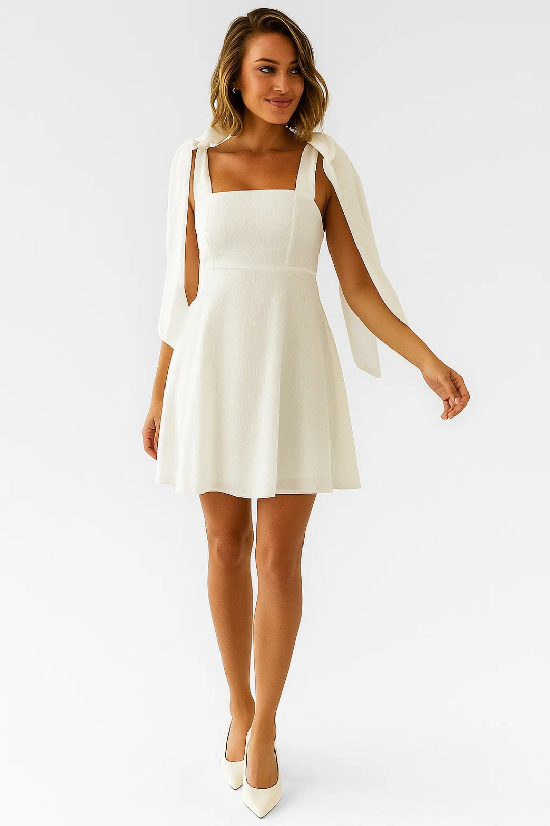 Kort jurkje met strikbandjes en rechte halslijn