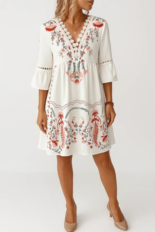 Wit jurkje met bloemrijke borduursels en V-hals | 3/4-mouwen met volant