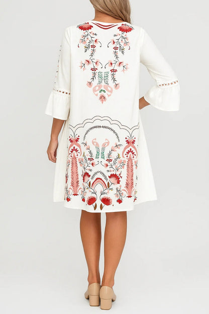 Wit jurkje met bloemrijke borduursels en V-hals | 3/4-mouwen met volant