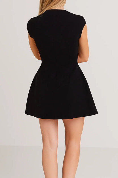 Kort jurkje met hoge hals en decoratieve zakken