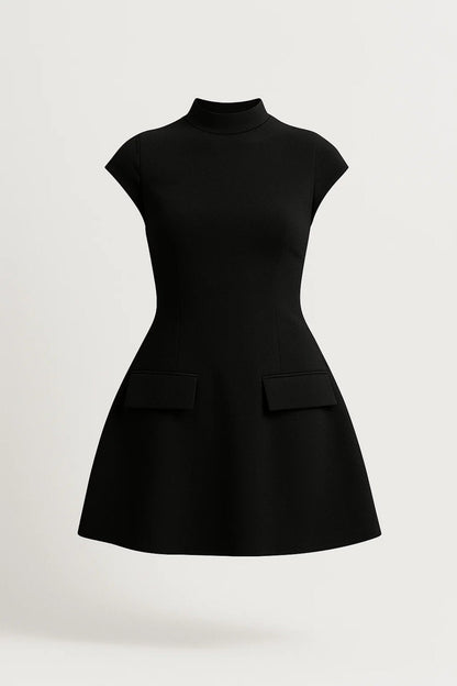 Kort jurkje met hoge hals en decoratieve zakken