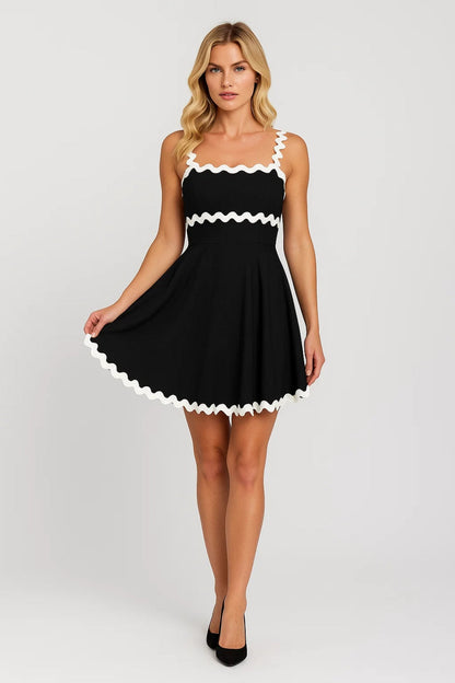 Kort jurkje met golvende bandjes en contrasterende details