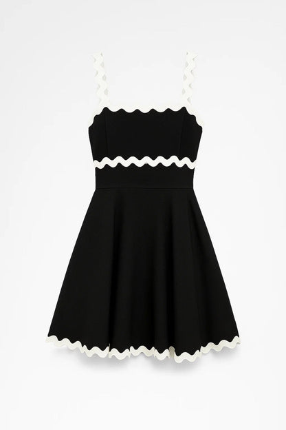 Kort jurkje met golvende bandjes en contrasterende details