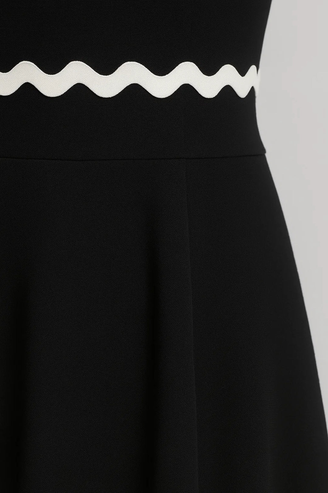 Kort jurkje met golvende bandjes en contrasterende details