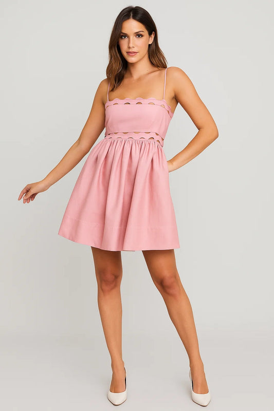 Kort jurkje met dunne bandjes en opengewerkte details