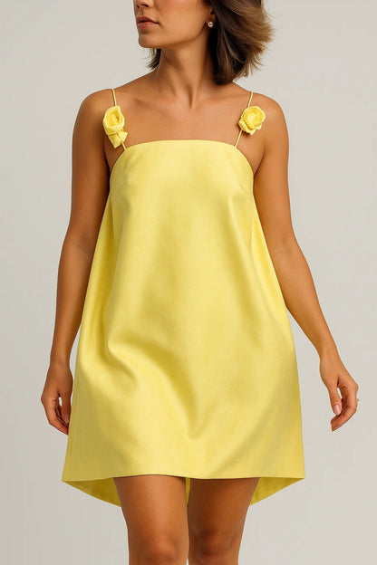 Kort geel jurkje met bloemenbandjes | Asymmetrische snit | Frisse look