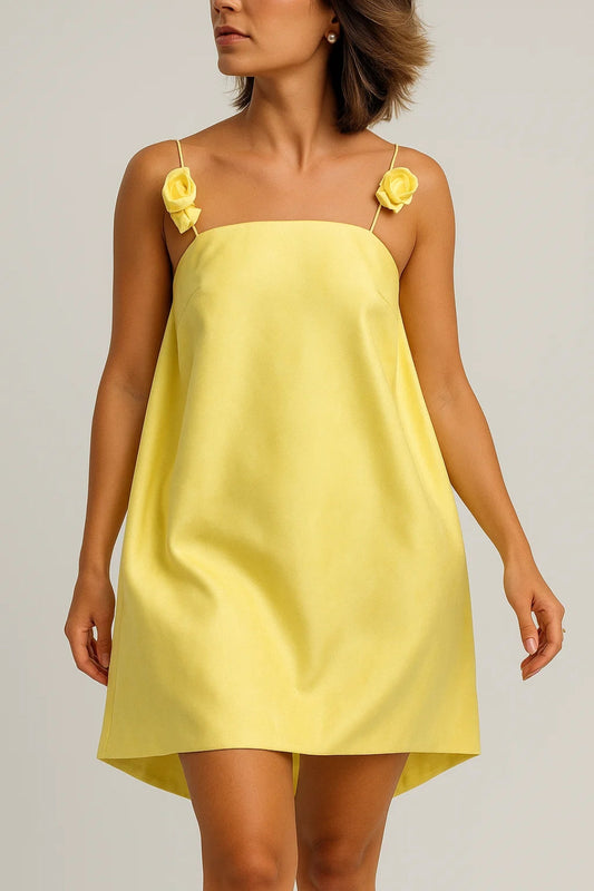 Kort geel jurkje met bloemenbandjes | Asymmetrische snit | Frisse look