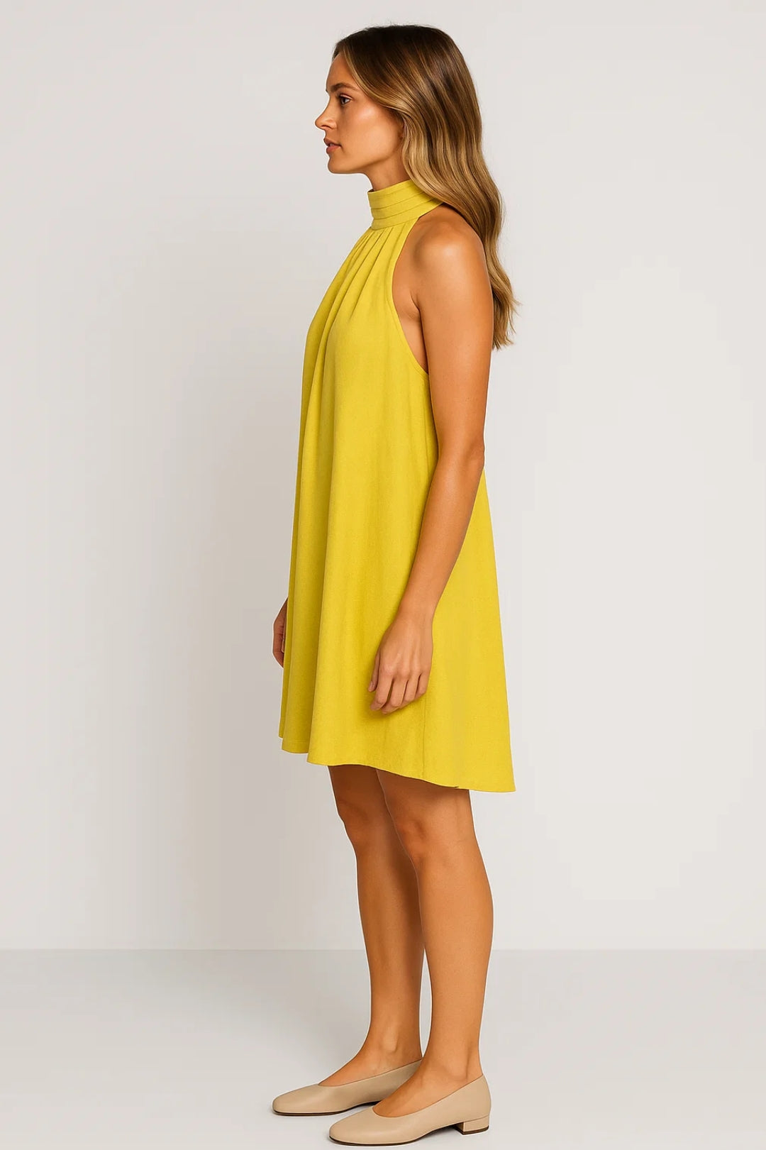 Kort limoengeel jurkje zonder mouwen | Hoge geplooide hals