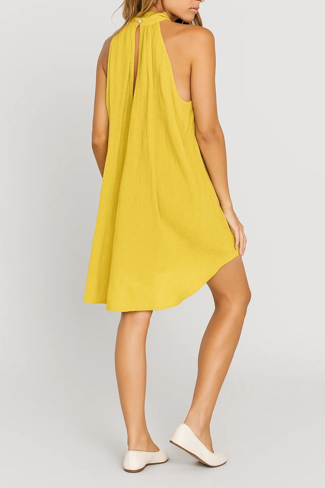 Kort limoengeel jurkje zonder mouwen | Hoge geplooide hals