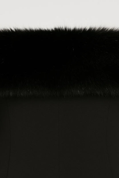 Kort zwart jurkje met lange mouwen en imitatiebontdetails