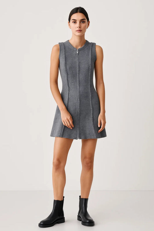 Kort mouwloos gebreid jurkje | Rits aan de voorkant | Uitlopende pasvorm