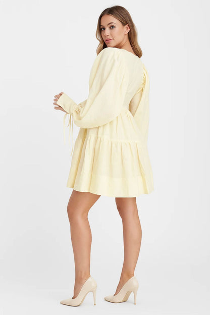 Kort jurkje met ruches, volumineuze mouwen en diepe halslijn