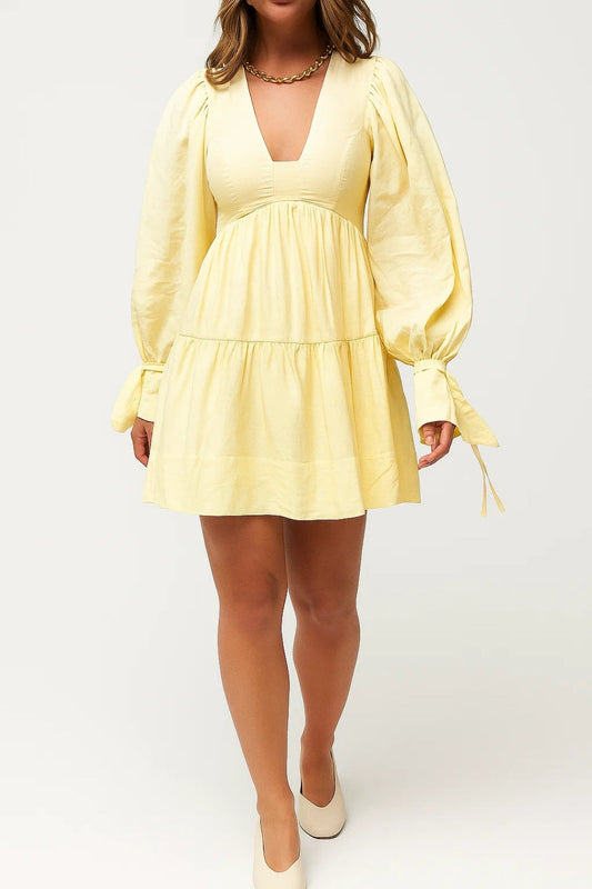 Kort jurkje met ruches, volumineuze mouwen en diepe halslijn