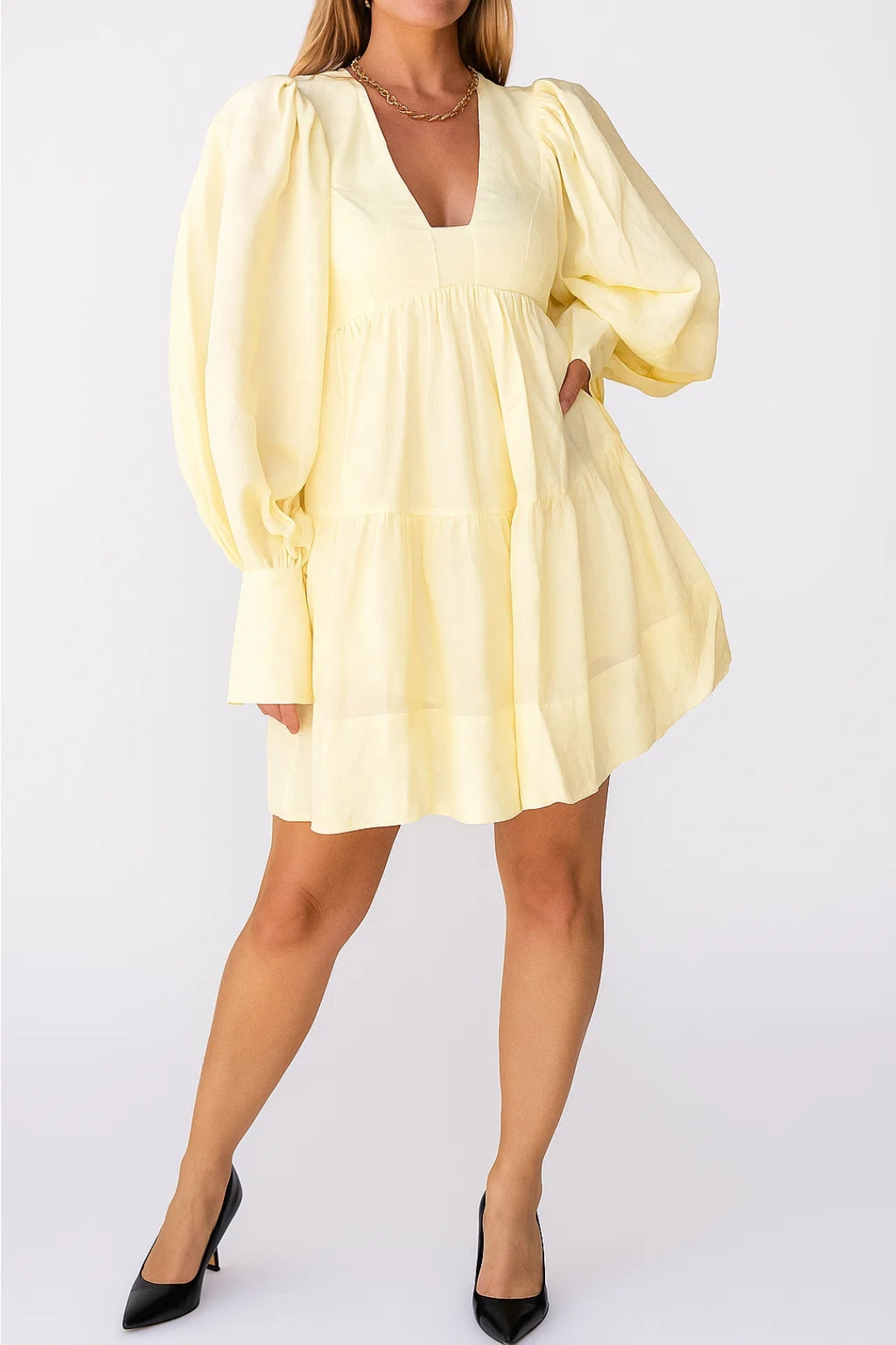 Kort jurkje met ruches, volumineuze mouwen en diepe halslijn