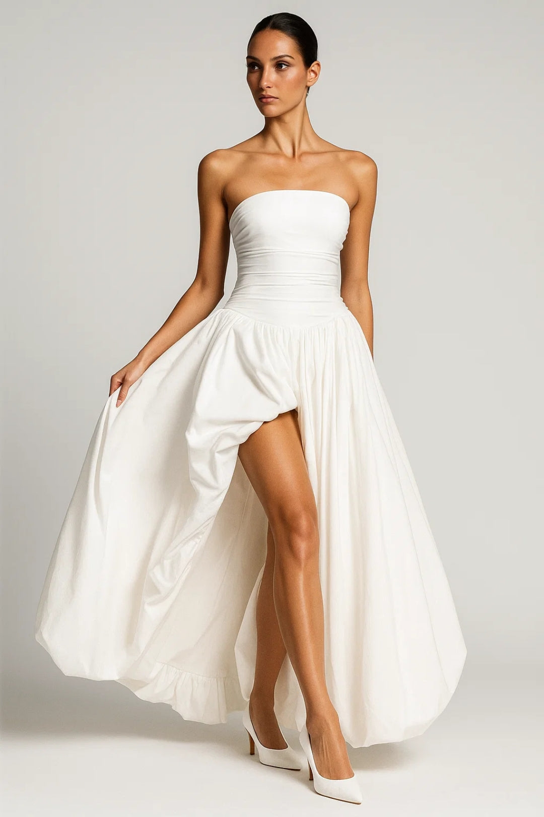 Lange witte strapless jurk | Aansluitend lijfje | Wijde asymmetrische rok