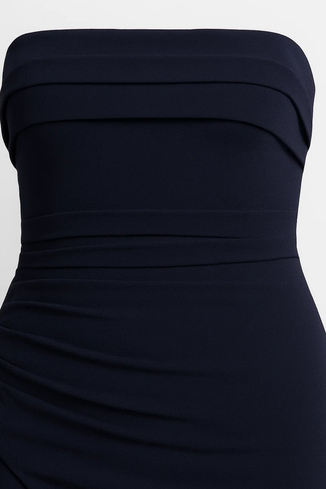 Lange strapless jurk met split en zijwaartse ruches | Aansluitende pasvorm