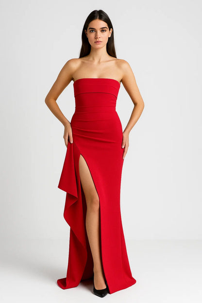 Lange strapless jurk met split en zijwaartse ruches | Aansluitende pasvorm