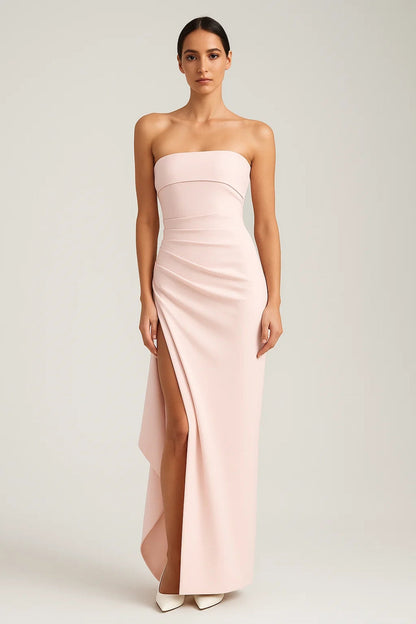 Lange strapless jurk met split en zijwaartse ruches | Aansluitende pasvorm