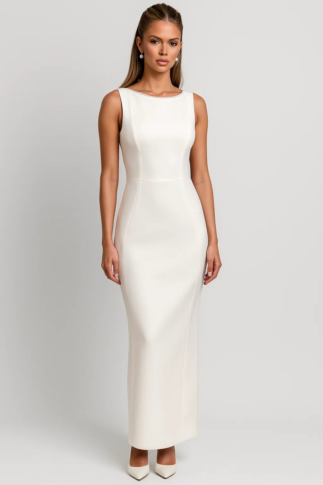 Lange elegante jurk met versierde halslijn en strik aan de achterkant