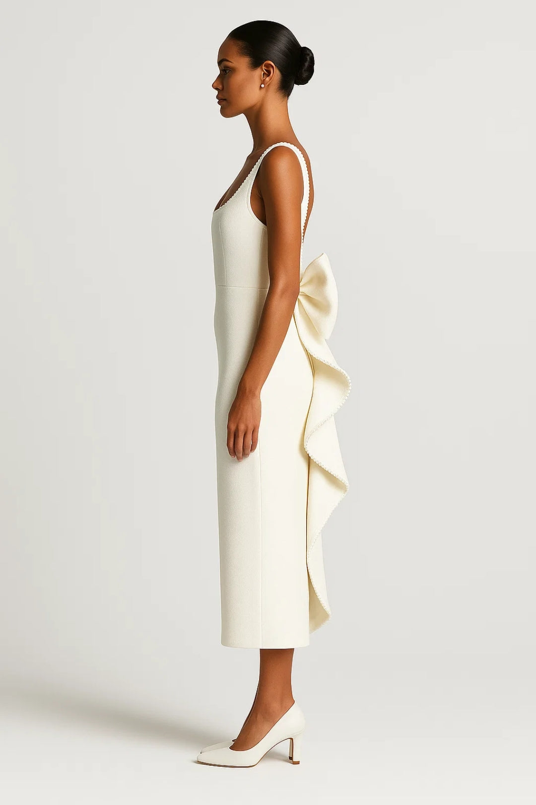 Lange elegante jurk met versierde halslijn en strik aan de achterkant