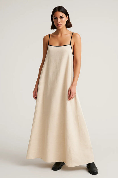 Lange jurk met dunne bandjes en contrasterende biezen | Wijde en minimalistische snit