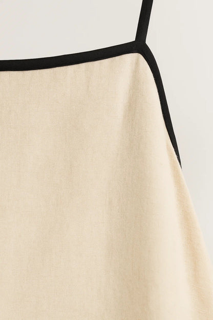 Lange jurk met dunne bandjes en contrasterende biezen | Wijde en minimalistische snit