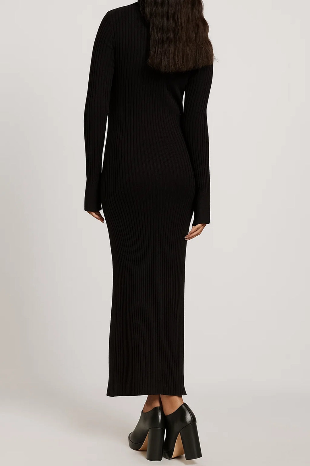 Lange ribgebreide jurk | Diepe V-hals | Uitlopende lange mouwen