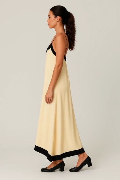 Lange uitlopende jurk met dunne bandjes | Contrasterende details | V-hals