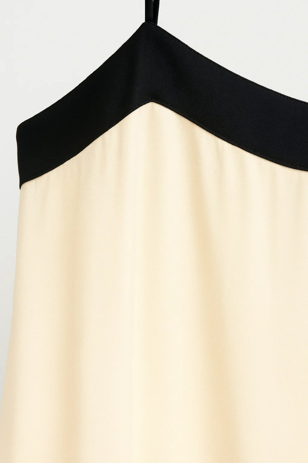 Lange uitlopende jurk met dunne bandjes | Contrasterende details | V-hals