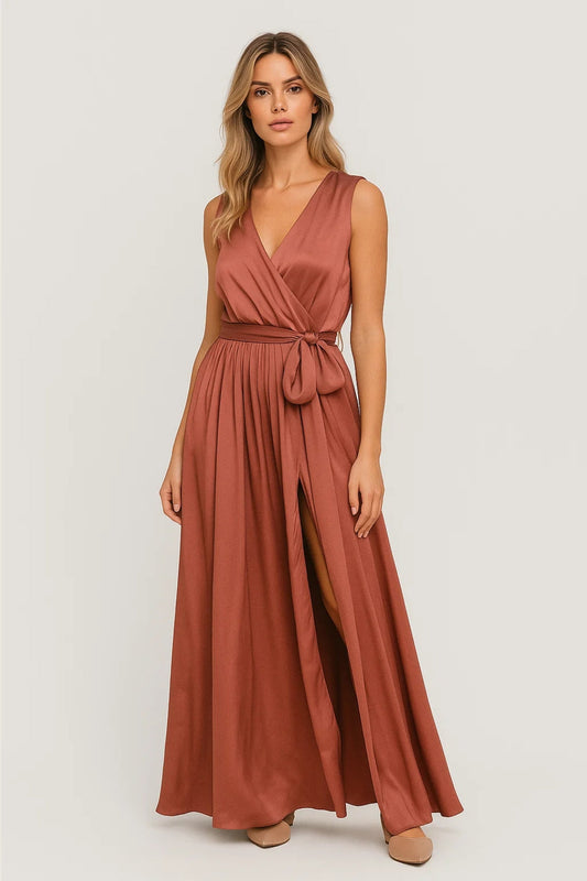 Lange terracottakleurige jurk met split | Overslagsluiting met ceintuur | Mouwloos