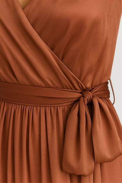 Lange terracottakleurige jurk met split | Overslagsluiting met ceintuur | Mouwloos
