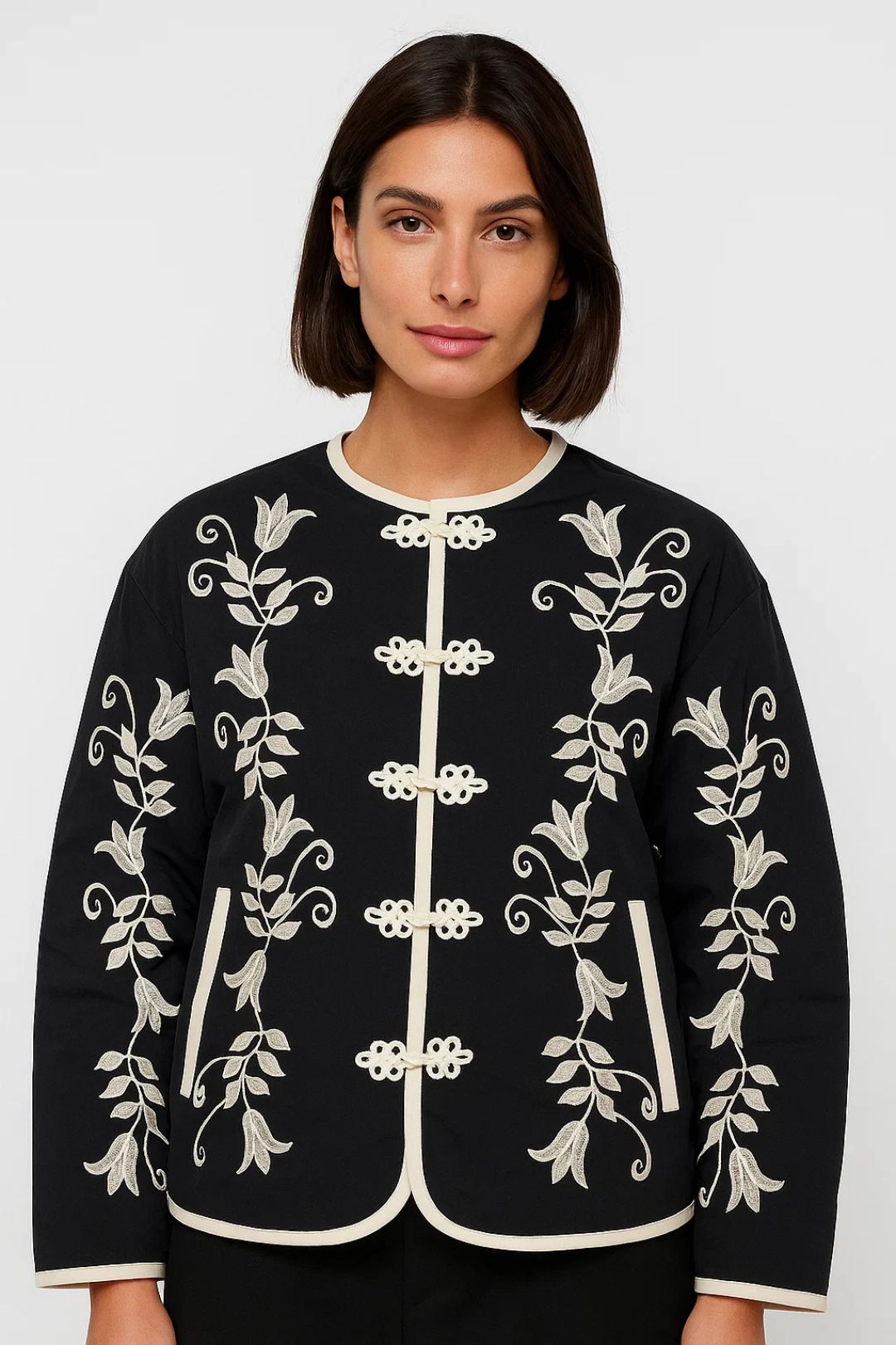 Geborduurd Damesjack | Kort Model met Decoratieve Sluiting | Elegant en Artistiek