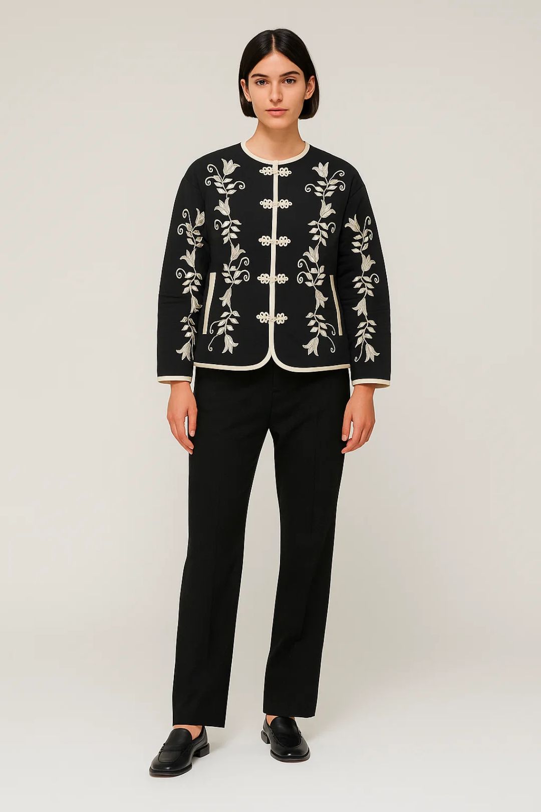 Geborduurd Damesjack | Kort Model met Decoratieve Sluiting | Elegant en Artistiek